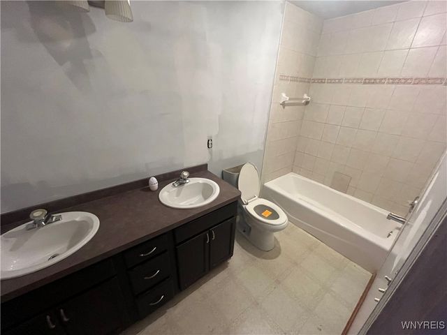 77 William Price Parkway, Buffalo, NY 14214