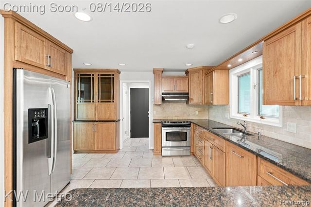 4966 Whispering Pine Lane, Bloomfield Hills, MI 48302