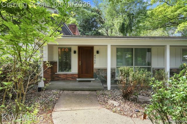 4966 Whispering Pine Lane, Bloomfield Hills, MI 48302