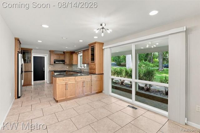 4966 Whispering Pine Lane, Bloomfield Hills, MI 48302