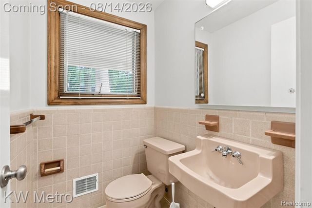 4966 Whispering Pine Lane, Bloomfield Hills, MI 48302