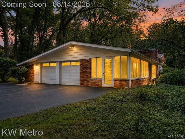 4966 Whispering Pine Lane, Bloomfield Hills, MI 48302