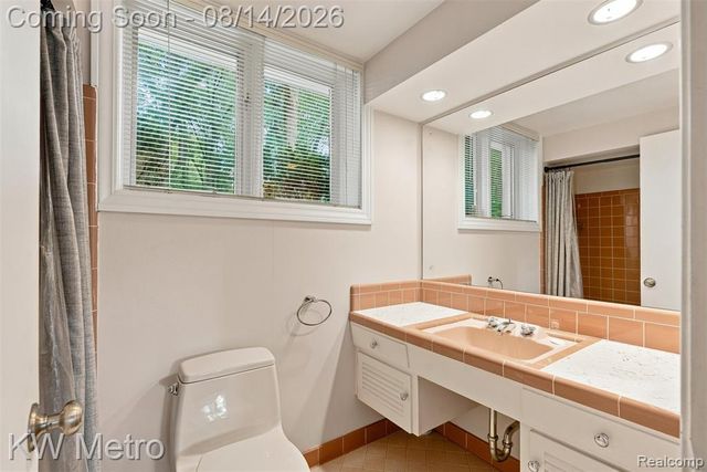 4966 Whispering Pine Lane, Bloomfield Hills, MI 48302
