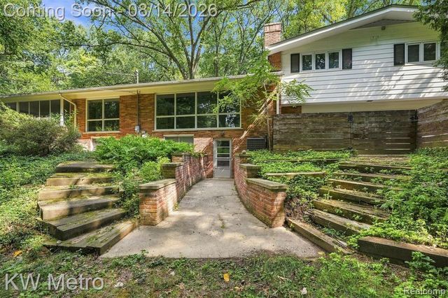 4966 Whispering Pine Lane, Bloomfield Hills, MI 48302