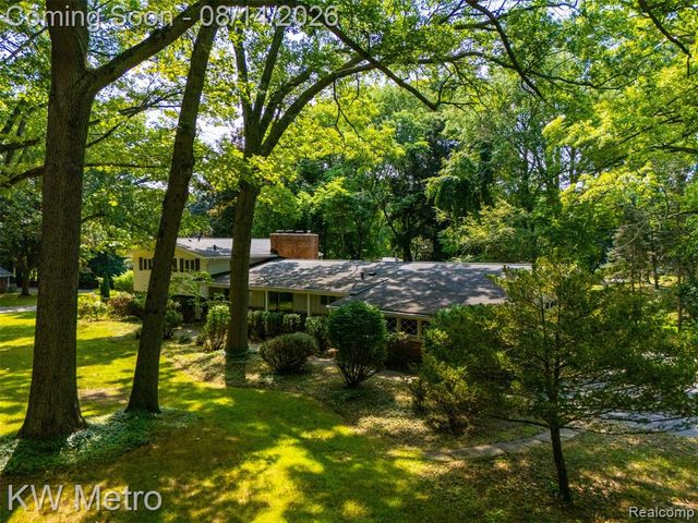 4966 Whispering Pine Lane, Bloomfield Hills, MI 48302