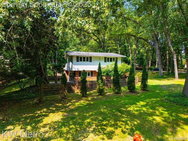 4966 Whispering Pine Lane, Bloomfield Hills, MI 48302