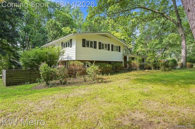 4966 Whispering Pine Lane, Bloomfield Hills, MI 48302