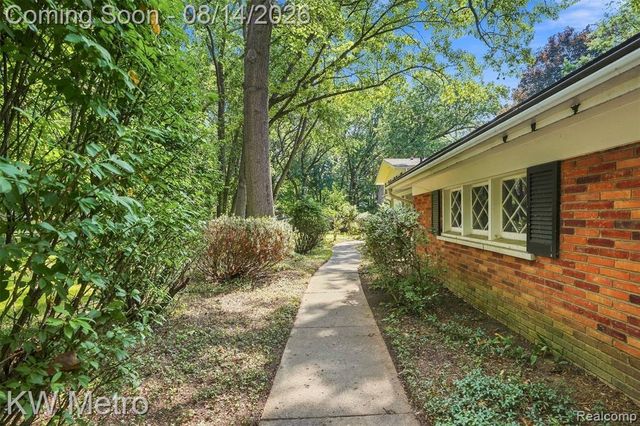 4966 Whispering Pine Lane, Bloomfield Hills, MI 48302