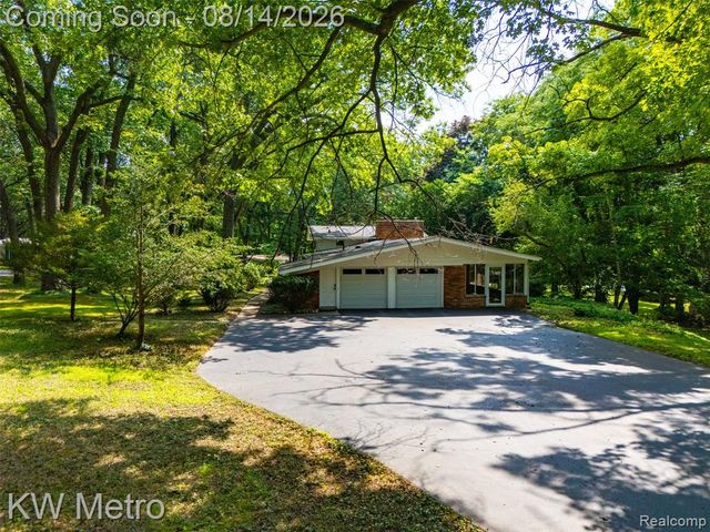 4966 Whispering Pine Lane, Bloomfield Hills, MI 48302