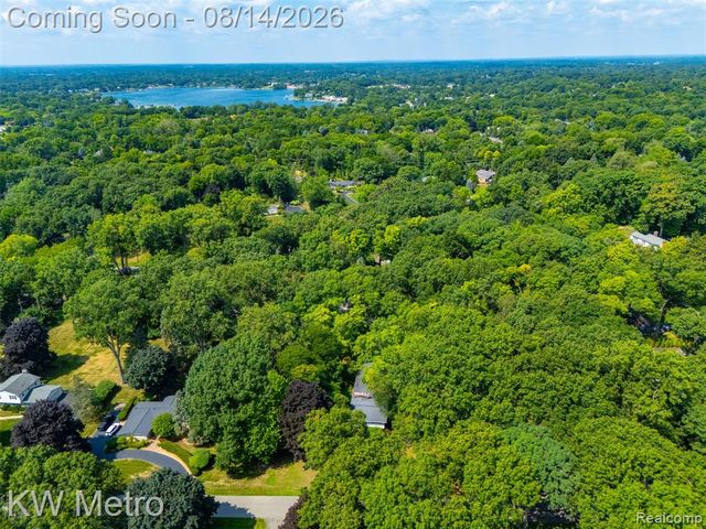 4966 Whispering Pine Lane, Bloomfield Hills, MI 48302