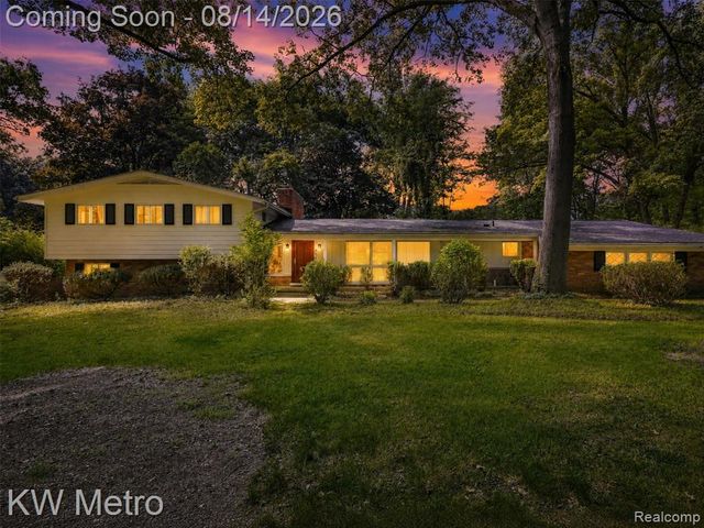 4966 Whispering Pine Lane, Bloomfield Hills, MI 48302