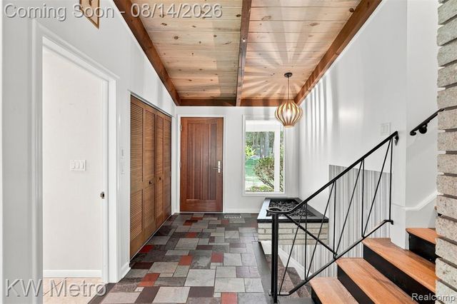 4966 Whispering Pine Lane, Bloomfield Hills, MI 48302