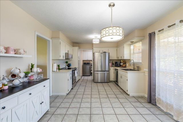 1423 SE Hillcrest Ave., Lawton, OK 73501