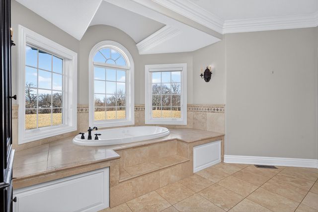 19159 248th Avenue, Bettendorf, IA 52722