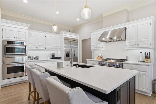 11357 Buena Vista Street, Leawood, KS 66211