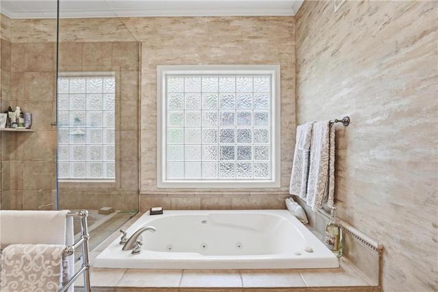 11357 Buena Vista Street, Leawood, KS 66211