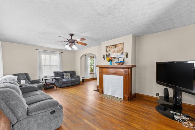 180 Neal Avenue, Newark, OH 43055