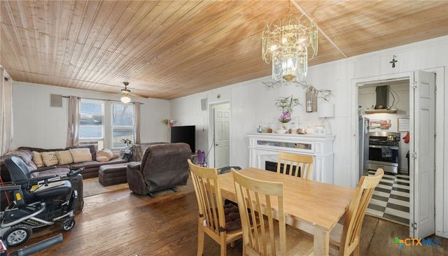 386 E Nacogdoches Street, New Braunfels, TX 78130