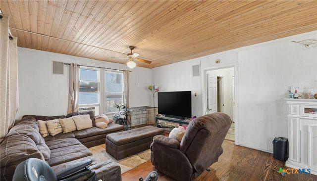 386 E Nacogdoches Street, New Braunfels, TX 78130