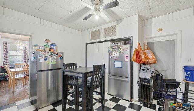 386 E Nacogdoches Street, New Braunfels, TX 78130