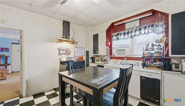 386 E Nacogdoches Street, New Braunfels, TX 78130