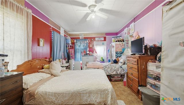 386 E Nacogdoches Street, New Braunfels, TX 78130