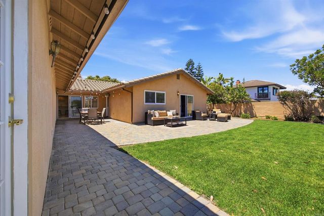 7738 Madrilena Way, Carlsbad, CA 92009