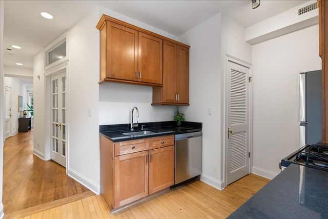 6454 N Bosworth Avenue 2A, Chicago, IL 60626