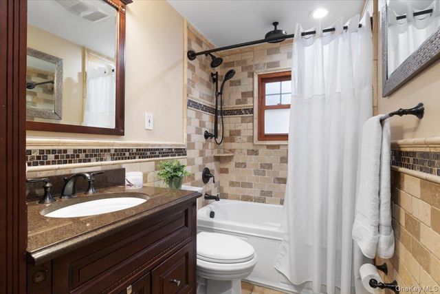 1 5th Avenue, Farmingdale, NY 11735