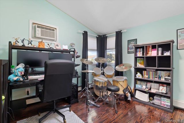 1 5th Avenue, Farmingdale, NY 11735
