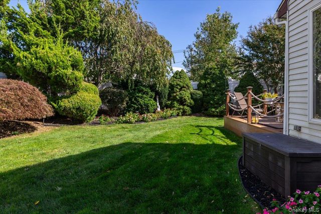 1 5th Avenue, Farmingdale, NY 11735