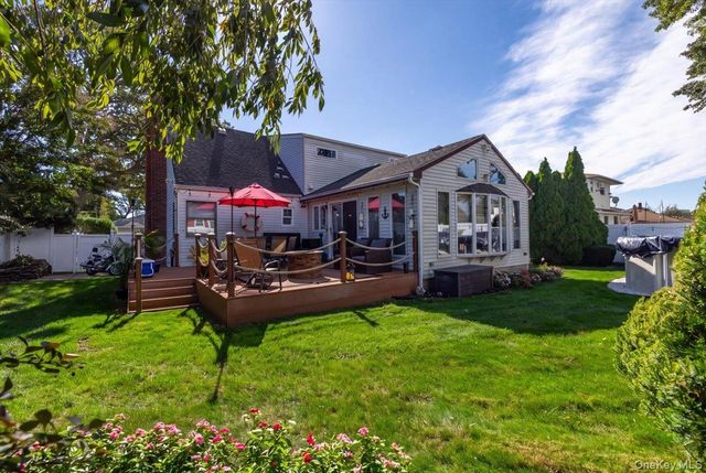 1 5th Avenue, Farmingdale, NY 11735