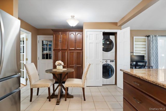 1 5th Avenue, Farmingdale, NY 11735