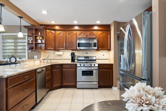 1 5th Avenue, Farmingdale, NY 11735