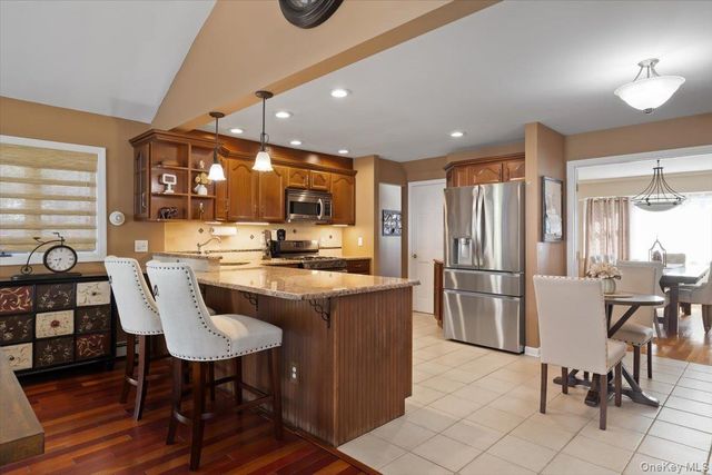 1 5th Avenue, Farmingdale, NY 11735