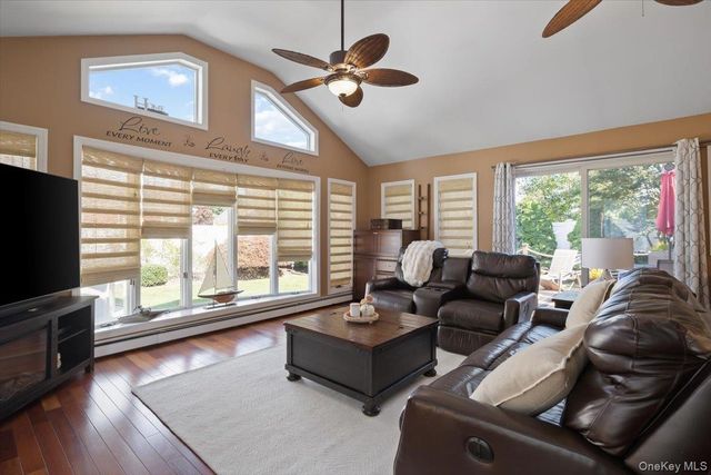 1 5th Avenue, Farmingdale, NY 11735
