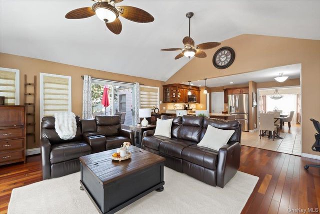 1 5th Avenue, Farmingdale, NY 11735