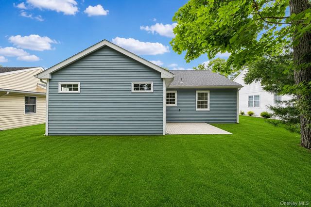 190 Canterbury Drive, Ridge, NY 11961