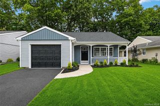 190 Canterbury Drive, Ridge, NY 11961