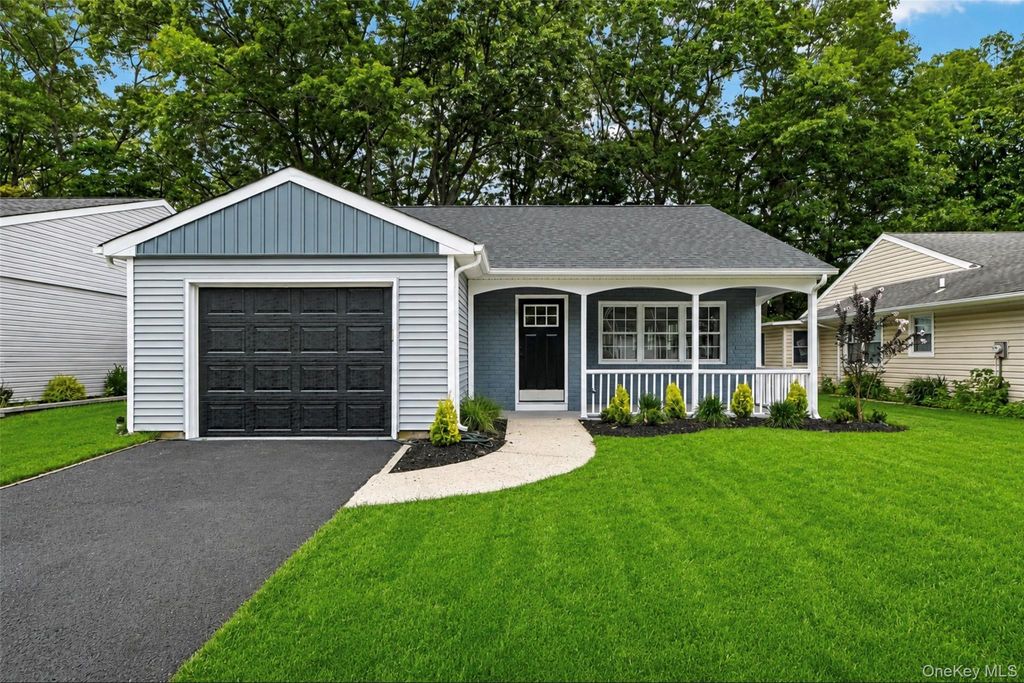 190 Canterbury Drive, Ridge, NY 11961