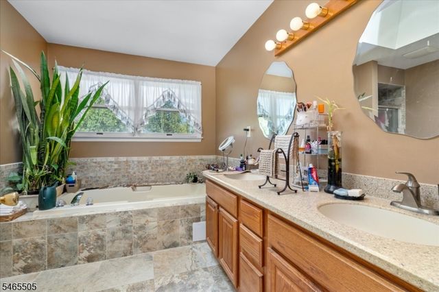 37 Flemming Dr, Hillsborough Twp., NJ 08844