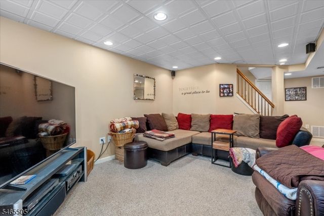 37 Flemming Dr, Hillsborough Twp., NJ 08844