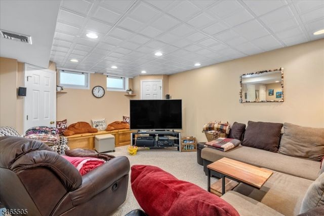 37 Flemming Dr, Hillsborough Twp., NJ 08844