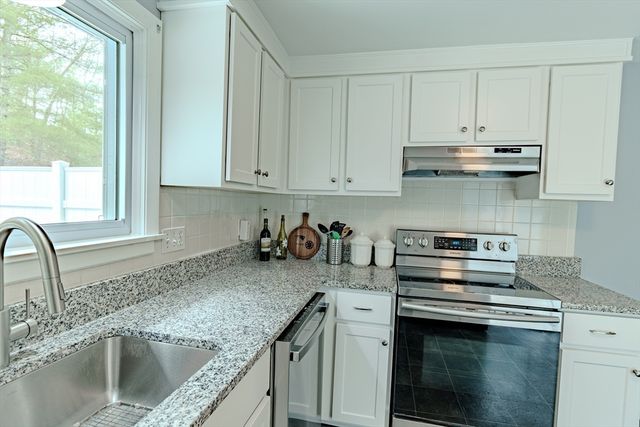 27 Surrey Lane 27, Bourne, MA 02532