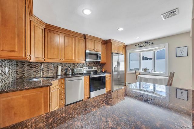 436 8th Street, Bohemia, NY 11716