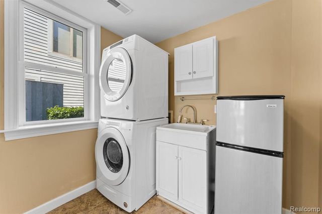 9350 Silverside, South Lyon, MI 48178