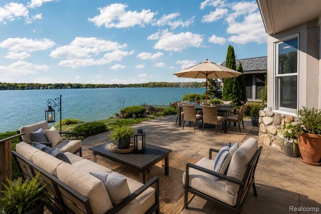 9350 Silverside, South Lyon, MI 48178
