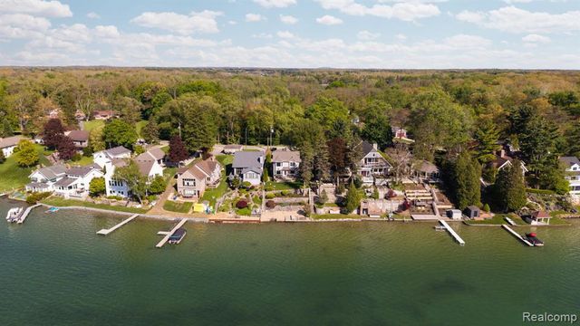 9350 Silverside, South Lyon, MI 48178