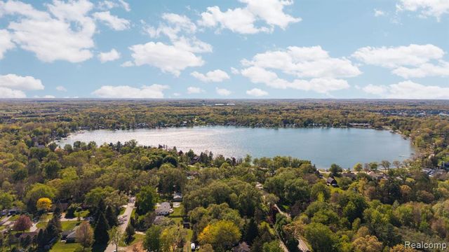 9350 Silverside, South Lyon, MI 48178
