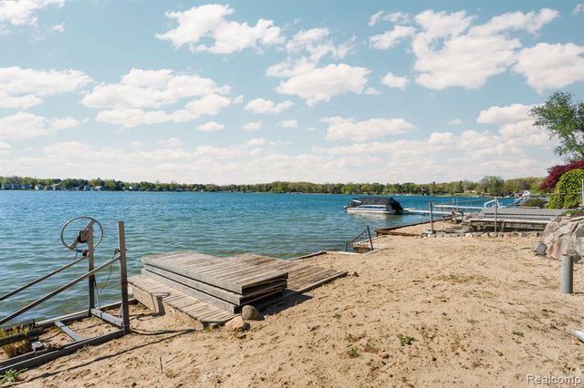 9350 Silverside, South Lyon, MI 48178